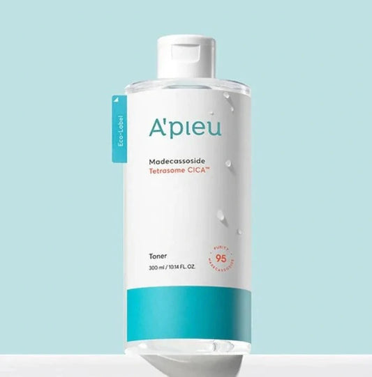 A'PIEU Madecassoside Tetrasome Cica Toner 300ML- hydratační a zklidňující pleťový toner s pupečníkem asijskýml